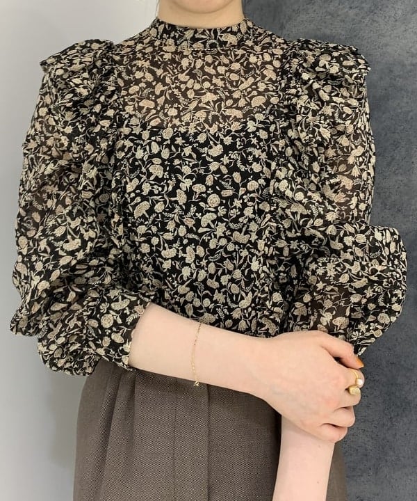 大川 美咲さんの「BEAMS WOMEN｜les bon bon / ヴィクトリア  ブレスレット ゴールド」を使ったコーディネート