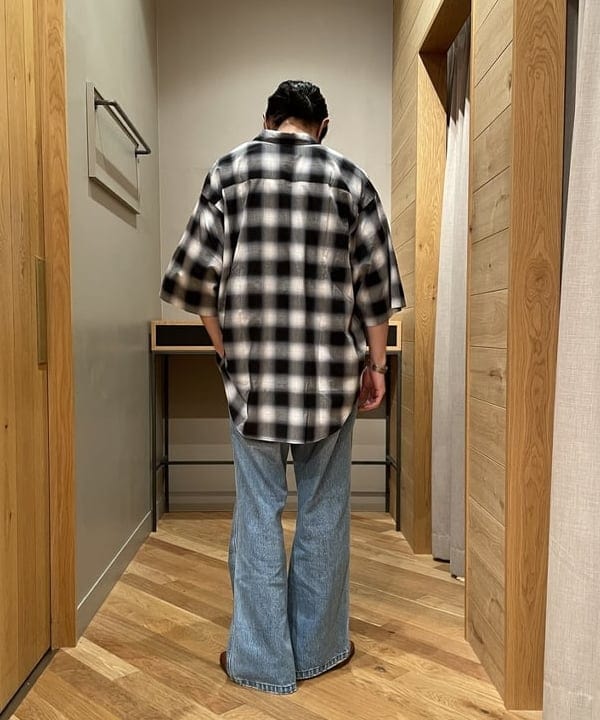 石倉 匠さんの「BEAMS WOMEN｜BEAMS / オンブレチェック イージー ショートスリーブ シャツ」を使ったコーディネート