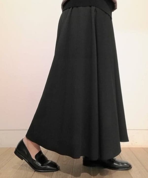 塚越 有紀さんの「BEAMS WOMEN｜Demi-Luxe BEAMS / ニットカラー サテン ドルマンスリーブブラウス」を使ったコーディネート