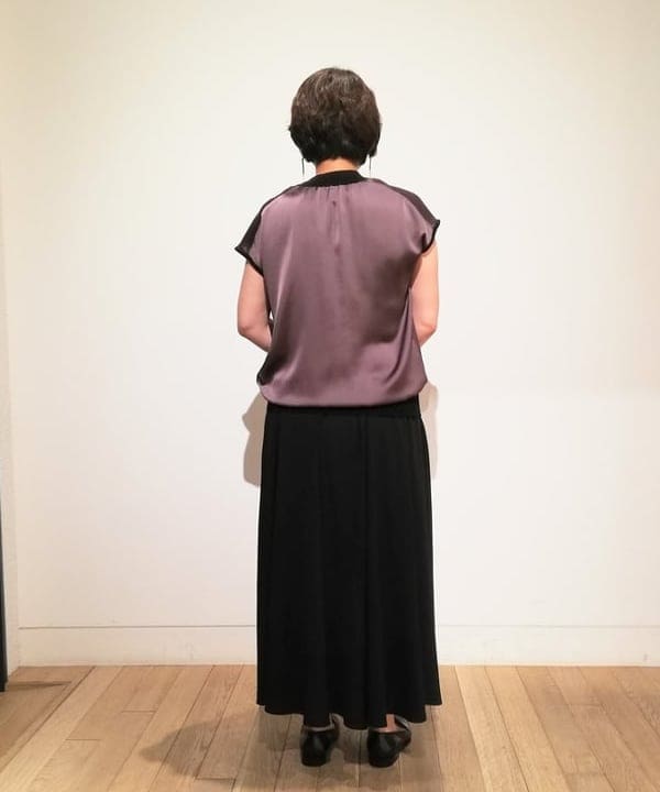 塚越 有紀さんの「BEAMS WOMEN｜Demi-Luxe BEAMS / ニットカラー サテン ドルマンスリーブブラウス」を使ったコーディネート