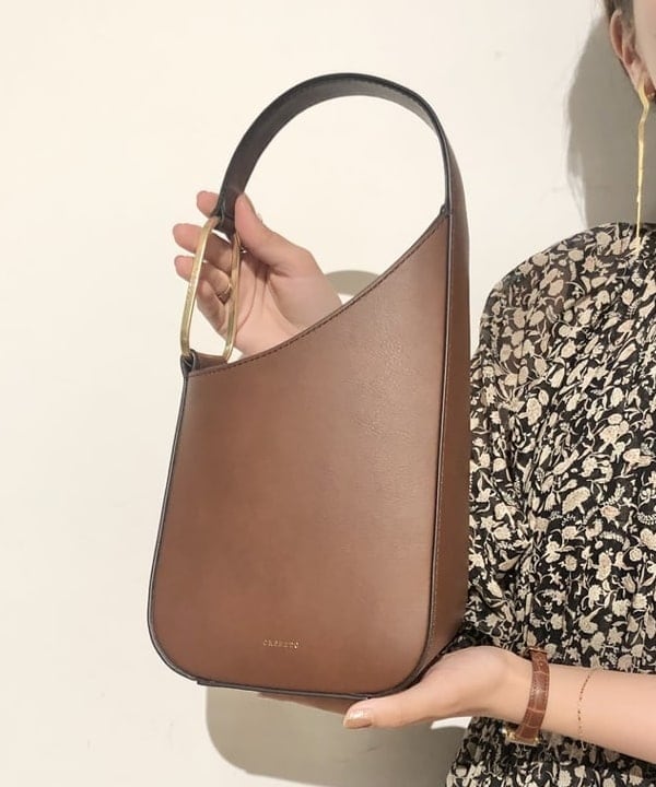 佐藤 美樹さんの「BEAMS WOMEN｜les bon bon / ヴィクトリア  ブレスレット ゴールド」を使ったコーディネート