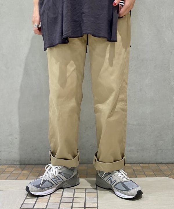 ミナミマリコさんの「BEAMS WOMEN｜【別注】BUZZ RICKSON'S / チノパンツ」を使ったコーディネート