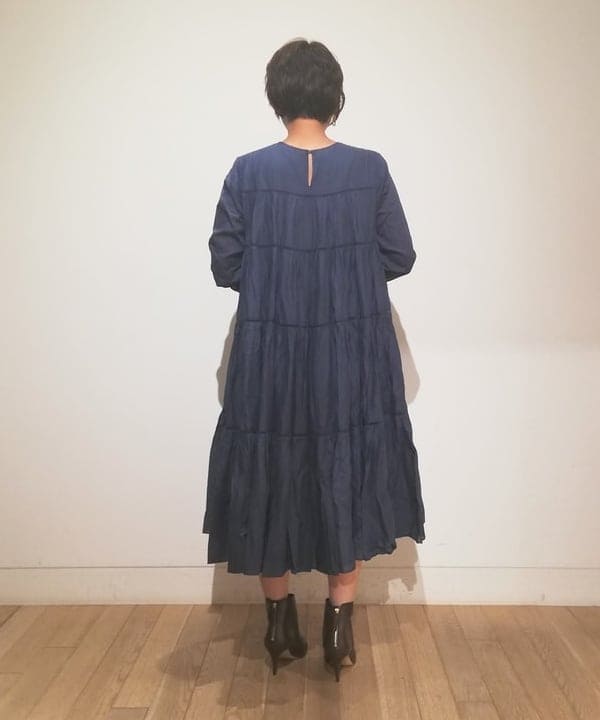 塚越 有紀さんの「BEAMS WOMEN｜ne Quittez pas &times; Demi-Luxe BEAMS / 別注 ボイルパネル ロングスリーブ ワンピース」を使ったコーディネート