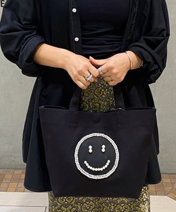 川口 恵さんの「BEAMS WOMEN｜ECODECO / ブラック キャンバス トートバッグ」を使ったコーディネート