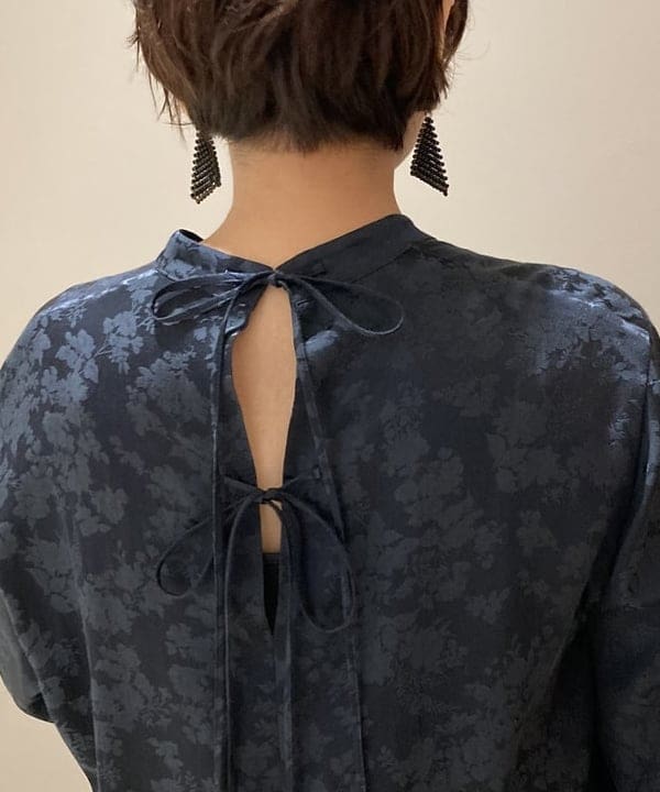 塚越 有紀さんの「BEAMS WOMEN｜Demi-Luxe BEAMS / ジャカード バックリボン ブラウス」を使ったコーディネート