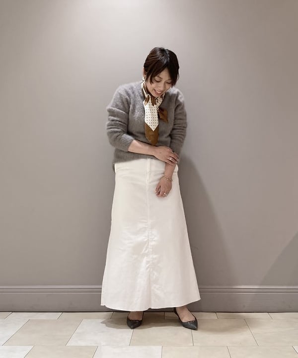 塚越 有紀さんの「BEAMS WOMEN｜AENEIS / レトロリーフ スカーフ」を使ったコーディネート