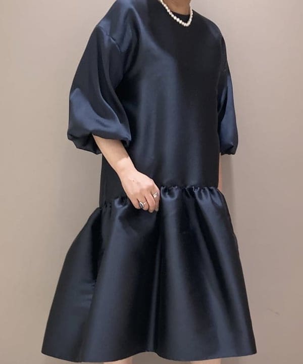 塚越 有紀さんの「BEAMS WOMEN｜Demi-Luxe BEAMS / ペプラム ワンピース」を使ったコーディネート