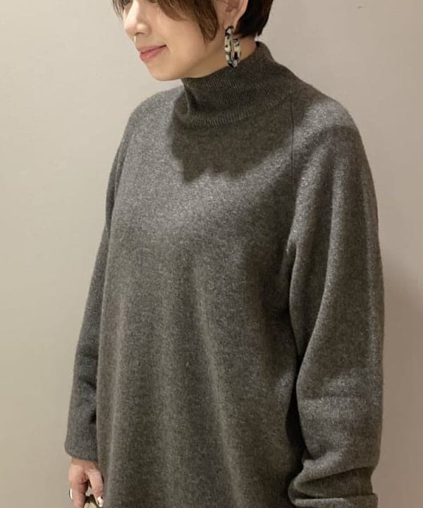塚越 有紀さんの「BEAMS WOMEN｜Demi-Luxe BEAMS / カシミヤ ラグラン ハイネックニット」を使ったコーディネート