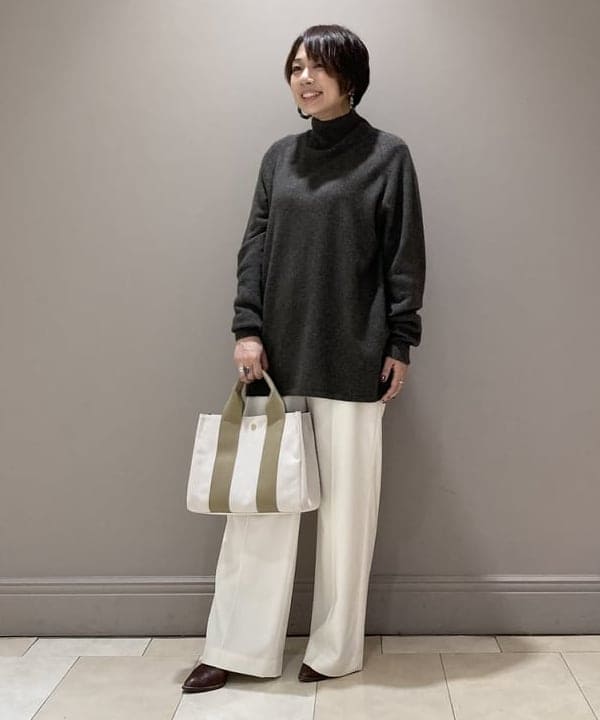 塚越 有紀さんの「BEAMS WOMEN｜Demi-Luxe BEAMS / カシミヤ ラグラン ハイネックニット」を使ったコーディネート
