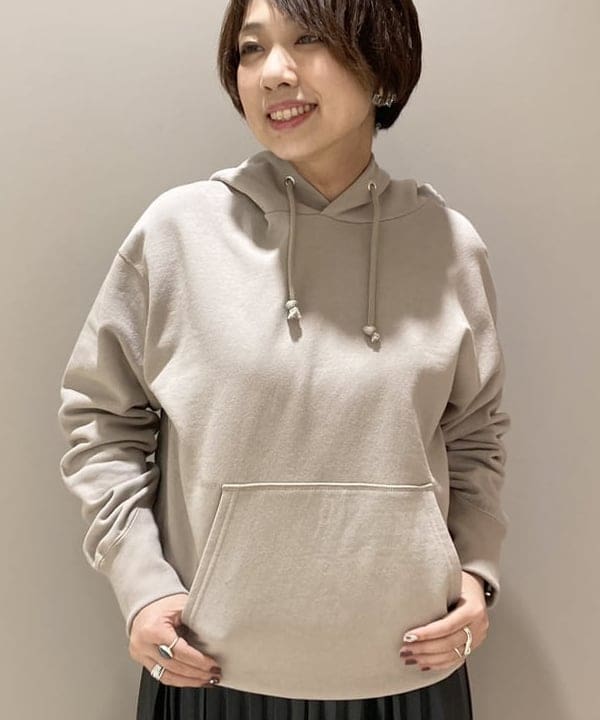 塚越 有紀さんの「BEAMS WOMEN｜AK＋1 / フーデッドパーカ」を使ったコーディネート