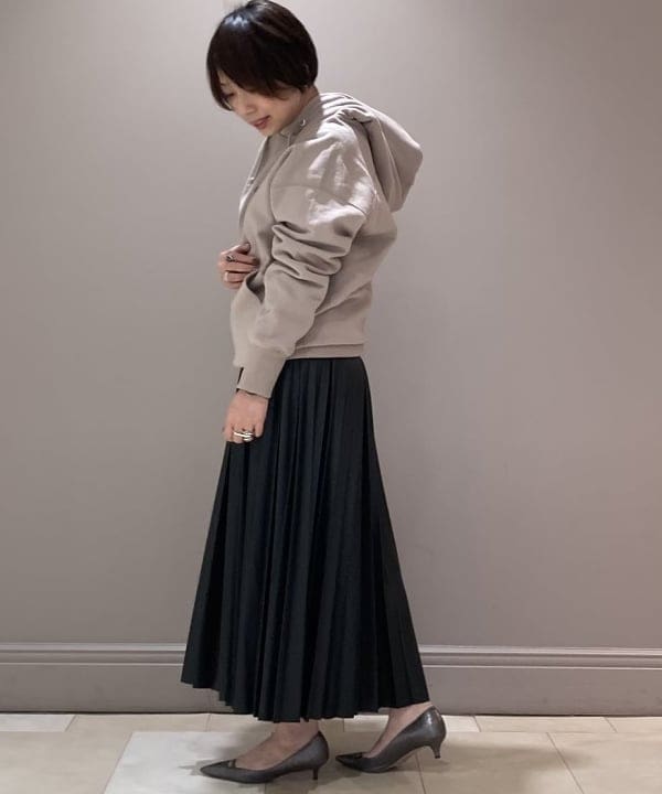 塚越 有紀さんの「BEAMS WOMEN｜AK＋1 / フーデッドパーカ」を使ったコーディネート