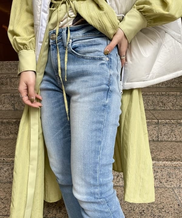 NAHOさんの「BEAMS WOMEN｜RED CARD TOKYO / Anniversary Slim テーパード デニムパンツ」を使ったコーディネート