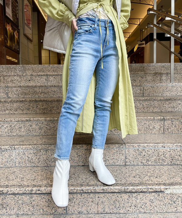 NAHOさんの「BEAMS WOMEN｜RED CARD TOKYO / Anniversary Slim テーパード デニムパンツ」を使ったコーディネート