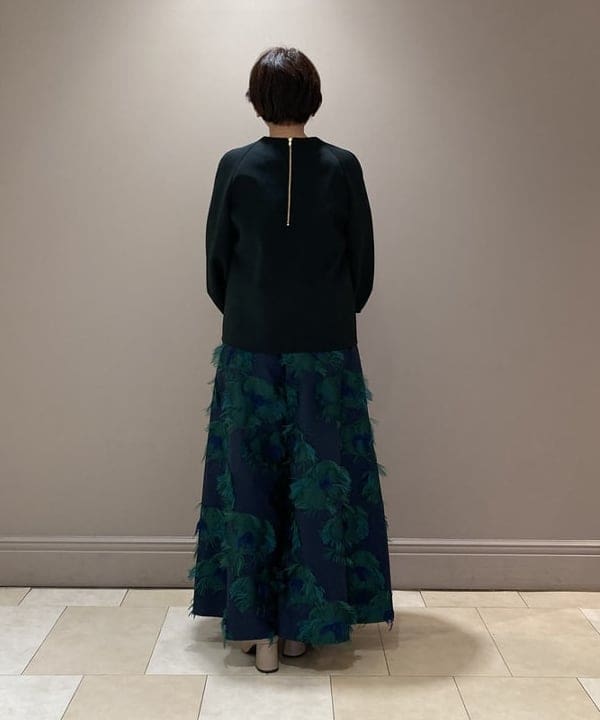 塚越 有紀さんの「BEAMS WOMEN｜Demi-Luxe BEAMS / ドルマンスリーブ ニット プルオーバー 22FO」を使ったコーディネート