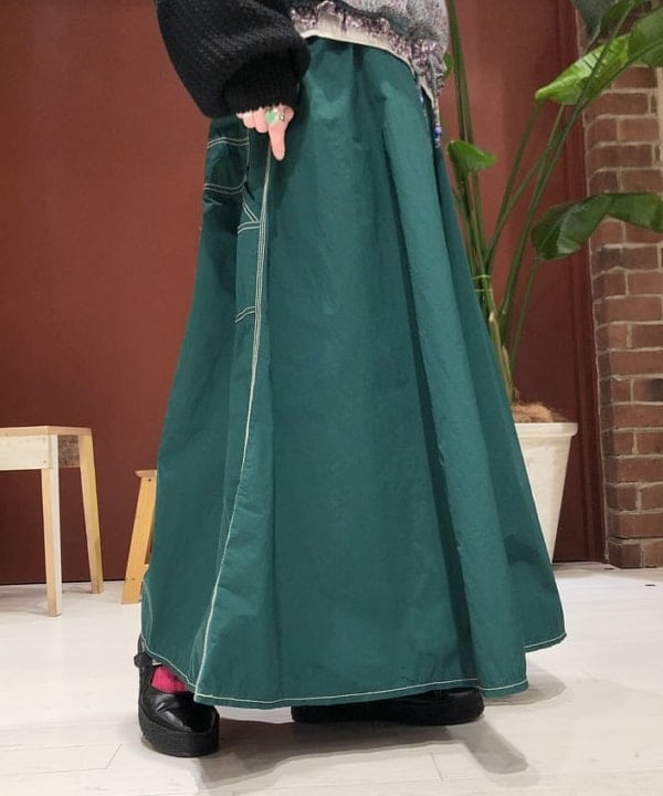 イシイ サオリさんの「BEAMS WOMEN｜BEAMS BOY / ナイロン デルタ ワークスカート」を使ったコーディネート