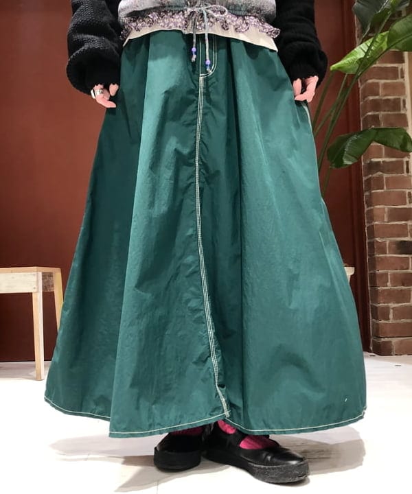 イシイ サオリさんの「BEAMS WOMEN｜BEAMS BOY / ナイロン デルタ ワークスカート」を使ったコーディネート