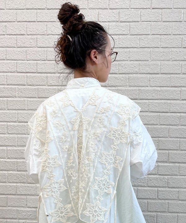清水 彩乃さんの「BEAMS WOMEN｜BEAMS BOY / BB ロゴ ポーチ」を使ったコーディネート