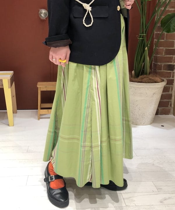 イシイ サオリさんの「BEAMS WOMEN｜BEAMS BOY / ポリエステル ウール 3ボタン ブレザー」を使ったコーディネート