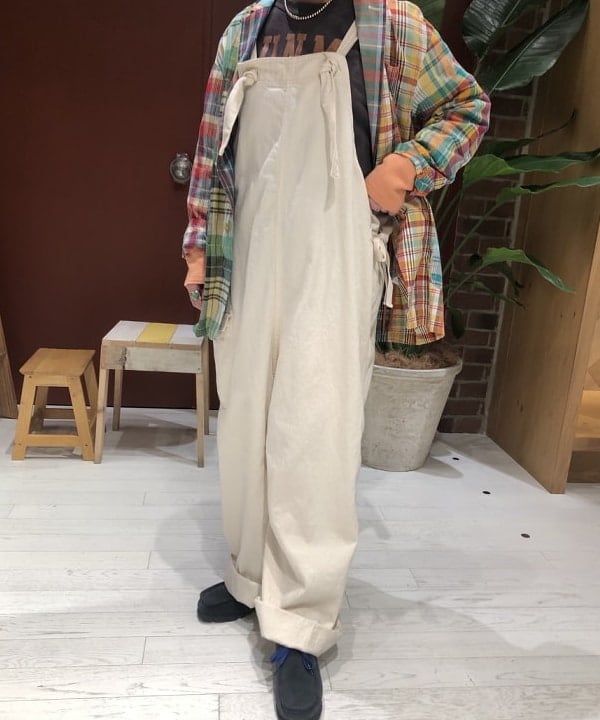 イシイ サオリさんの「BEAMS WOMEN｜BEAMS BOY / ビッグ ワーク オーバーオール」を使ったコーディネート