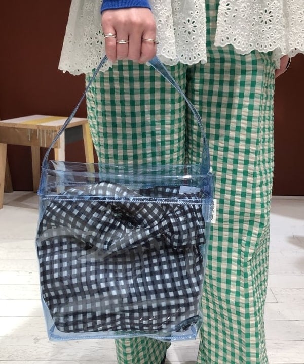 イシイ サオリさんの「BEAMS WOMEN｜BEAMS BOY / カラー クリア バッグ」を使ったコーディネート