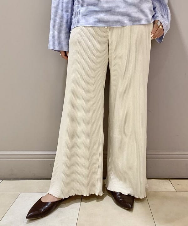 横川 真理奈さんの「BEAMS WOMEN｜PHILIPPE AUDIBERT × Demi-Luxe BEAMS / 別注 Millie ネックレス ゴールド」を使ったコーディネート