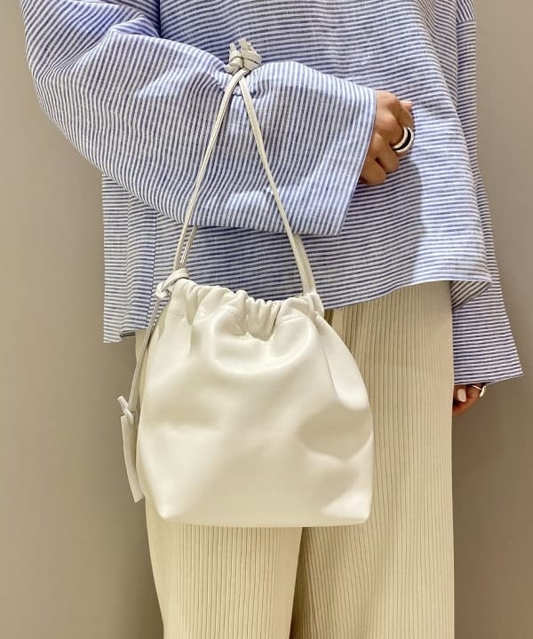 横川 真理奈さんの「BEAMS WOMEN｜PHILIPPE AUDIBERT × Demi-Luxe BEAMS / 別注 Millie ネックレス ゴールド」を使ったコーディネート