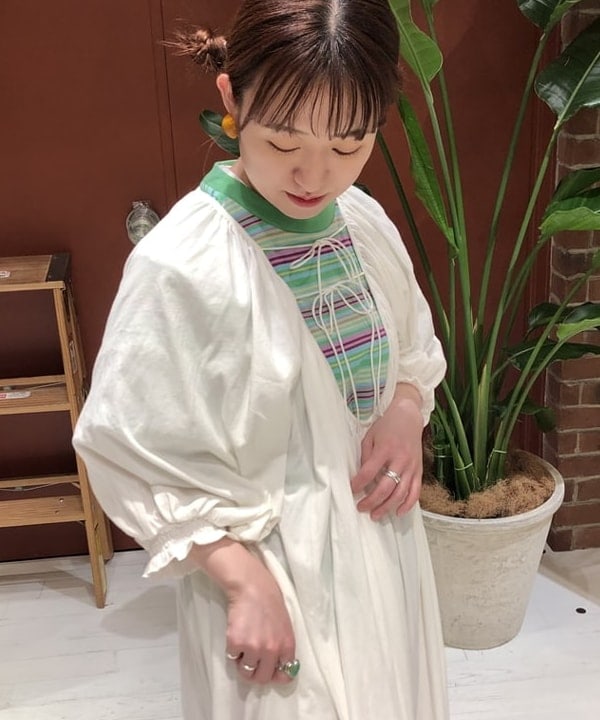 イシイ サオリさんの「BEAMS WOMEN｜BEAMS BOY / ボーイ マルチボーダー クルーネック ショートスリーブ Tシャツ」を使ったコーディネート