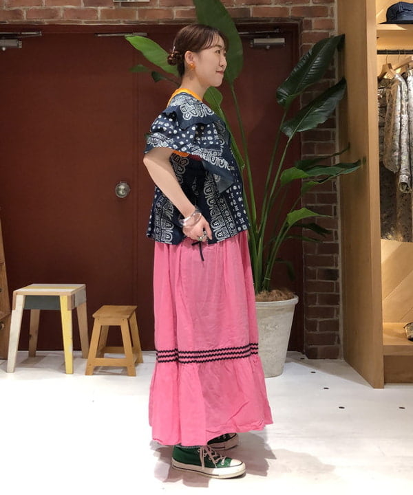 イシイ サオリさんの「BEAMS WOMEN｜BEAMS BOY / エンブロイダリー クルー Tシャツ 22SS」を使ったコーディネート