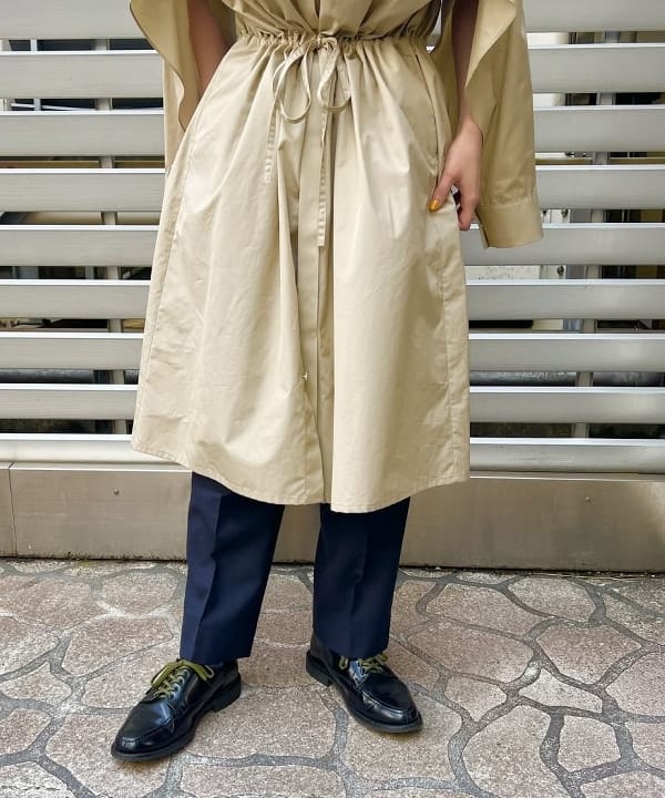 朱華さんの「BEAMS WOMEN｜BEAMS BOY / ポリエステル ウール シンチ バック スラックス」を使ったコーディネート