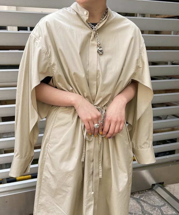 朱華さんの「BEAMS WOMEN｜BEAMS BOY / ポリエステル ウール シンチ バック スラックス」を使ったコーディネート