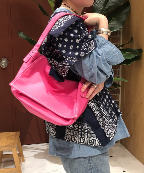 イシイ サオリさんの「BEAMS WOMEN｜BEAMS BOY / ニュースペーパー バッグ ミニ」を使ったコーディネート