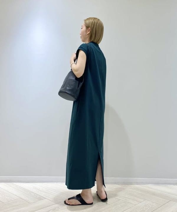 丸山 真菜美さんの「BEAMS WOMEN｜ATP atelier × Demi-Luxe BEAMS / 別注 ROMA フラットサンダル」を使ったコーディネート