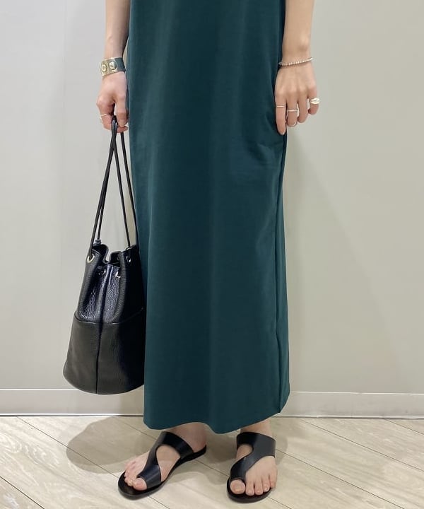 丸山 真菜美さんの「BEAMS WOMEN｜ATP atelier × Demi-Luxe BEAMS / 別注 ROMA フラットサンダル」を使ったコーディネート