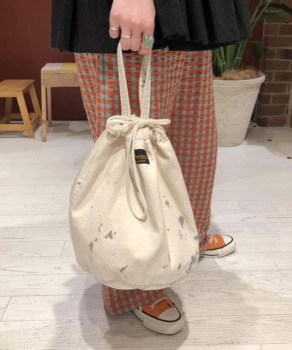 イシイ サオリさんの「BEAMS WOMEN｜WAREHOUSE & CO. / 別注 ステンシル13 Tシャツ」を使ったコーディネート