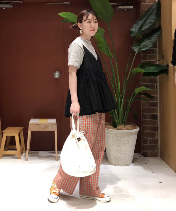 イシイ サオリさんの「BEAMS WOMEN｜WAREHOUSE & CO. / 別注 ステンシル13 Tシャツ」を使ったコーディネート