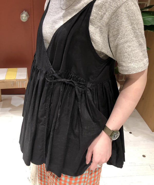 イシイ サオリさんの「BEAMS WOMEN｜WAREHOUSE & CO. / 別注 ステンシル13 Tシャツ」を使ったコーディネート