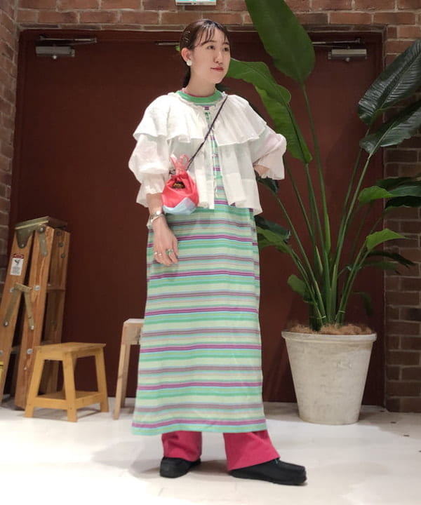 イシイ サオリさんの「BEAMS WOMEN｜BEAMS BOY / コットン ボイル フリルカラー ロングスリーブ シャツ」を使ったコーディネート