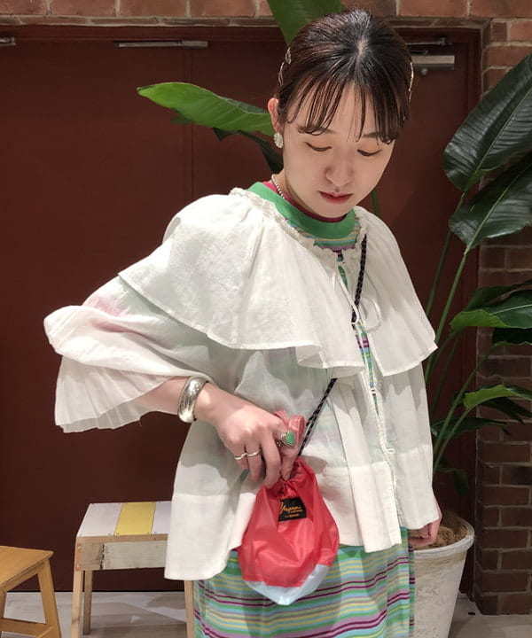 イシイ サオリさんの「BEAMS WOMEN｜BEAMS BOY / コットン ボイル フリルカラー ロングスリーブ シャツ」を使ったコーディネート