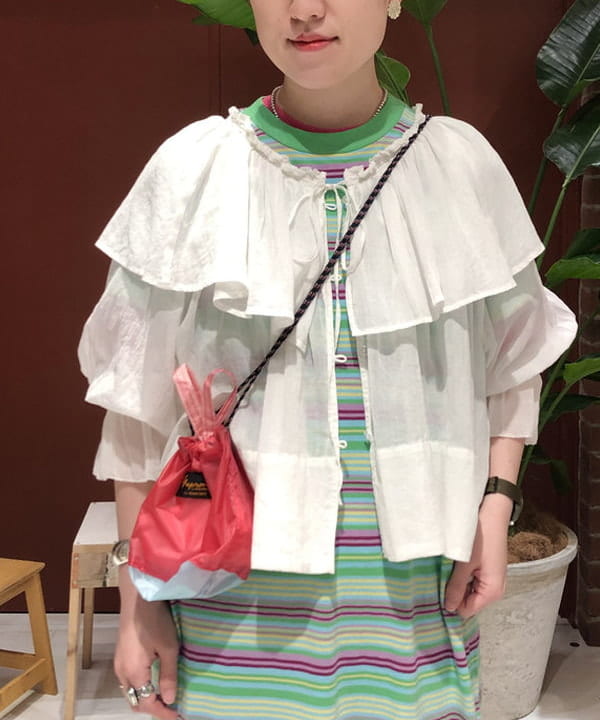 イシイ サオリさんの「BEAMS WOMEN｜BEAMS BOY / コットン ボイル フリルカラー ロングスリーブ シャツ」を使ったコーディネート