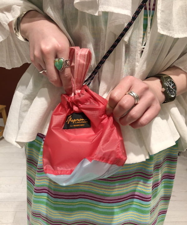 イシイ サオリさんの「BEAMS WOMEN｜BEAMS BOY / コットン ボイル フリルカラー ロングスリーブ シャツ」を使ったコーディネート