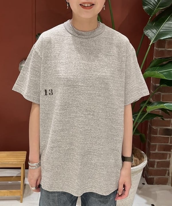 ミナミマリコさんの「BEAMS WOMEN｜WAREHOUSE & CO. / 別注 ステンシル13 Tシャツ」を使ったコーディネート