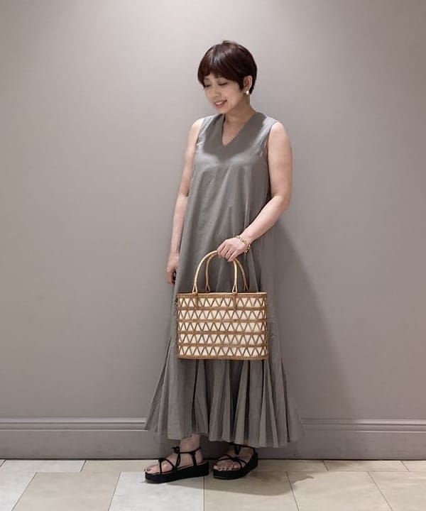 塚越 有紀さんの「BEAMS WOMEN｜Demi-Luxe BEAMS / アタ オープンワーク カゴバッグ」を使ったコーディネート