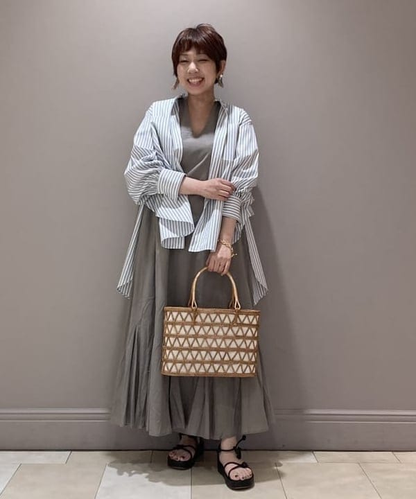 塚越 有紀さんの「BEAMS WOMEN｜Demi-Luxe BEAMS / アタ オープンワーク カゴバッグ」を使ったコーディネート