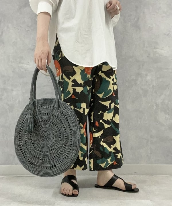 もり ともみさんの「BEAMS WOMEN｜ATP atelier × Demi-Luxe BEAMS / 別注 ROMA フラットサンダル」を使ったコーディネート