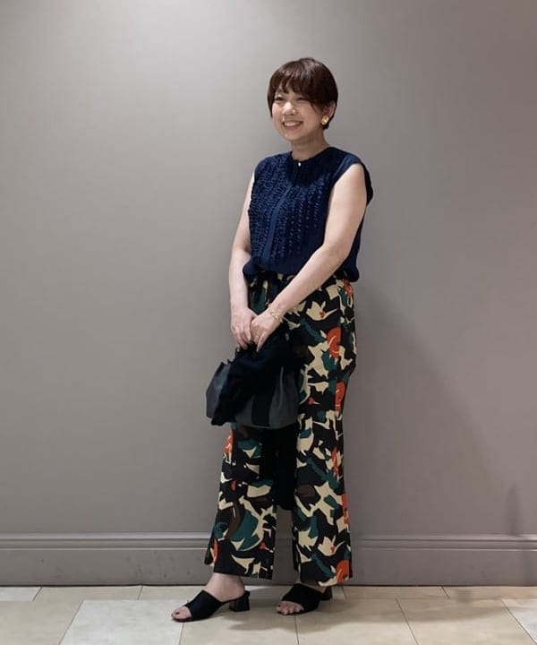 塚越 有紀さんの「BEAMS WOMEN｜Demi-Luxe BEAMS / コットン プリントパンツ」を使ったコーディネート