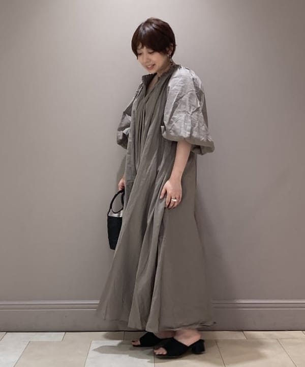 塚越 有紀さんの「BEAMS WOMEN｜Demi-Luxe BEAMS / リングハンドル ミニカゴバッグ」を使ったコーディネート