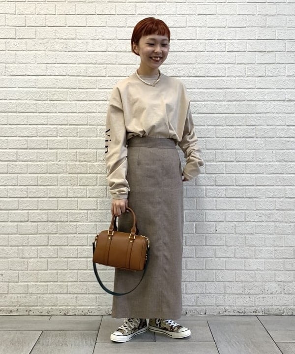 内山 瑛美さんの「BEAMS WOMEN｜BEAMS LIGHTS / リネン調 スリット スカート」を使ったコーディネート