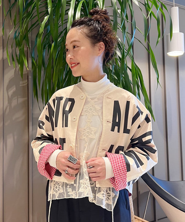 清水 彩乃さんの「BEAMS WOMEN｜BEAMS BOY / ポリエステル ウール シンチ バック スラックス」を使ったコーディネート