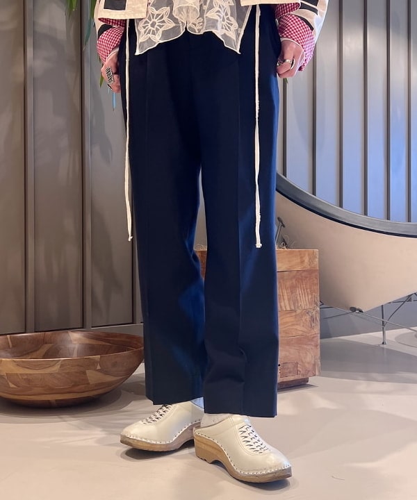 清水 彩乃さんの「BEAMS WOMEN｜BEAMS BOY / ポリエステル ウール シンチ バック スラックス」を使ったコーディネート