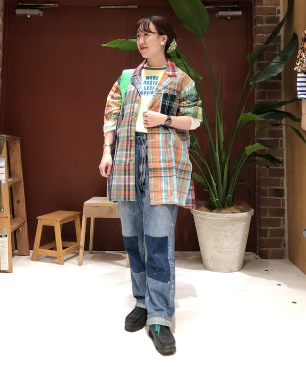 イシイ サオリさんの「BEAMS WOMEN｜BEAMS BOY / マドラスチェック クレイジー ショートスリーブ シャツ」を使ったコーディネート